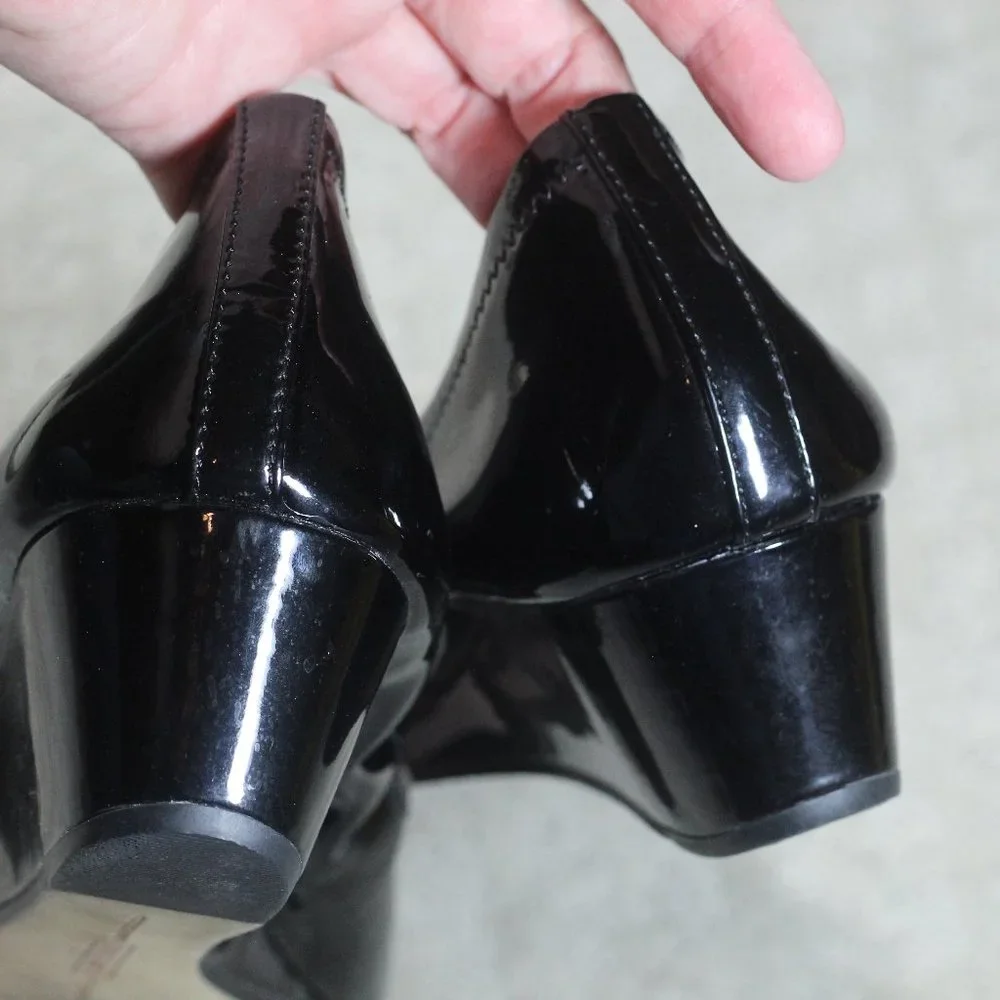 NWOT Vince Camuto Size 8.5M Black Patent Leather Ryssa Peep Toe Wedge 1.5